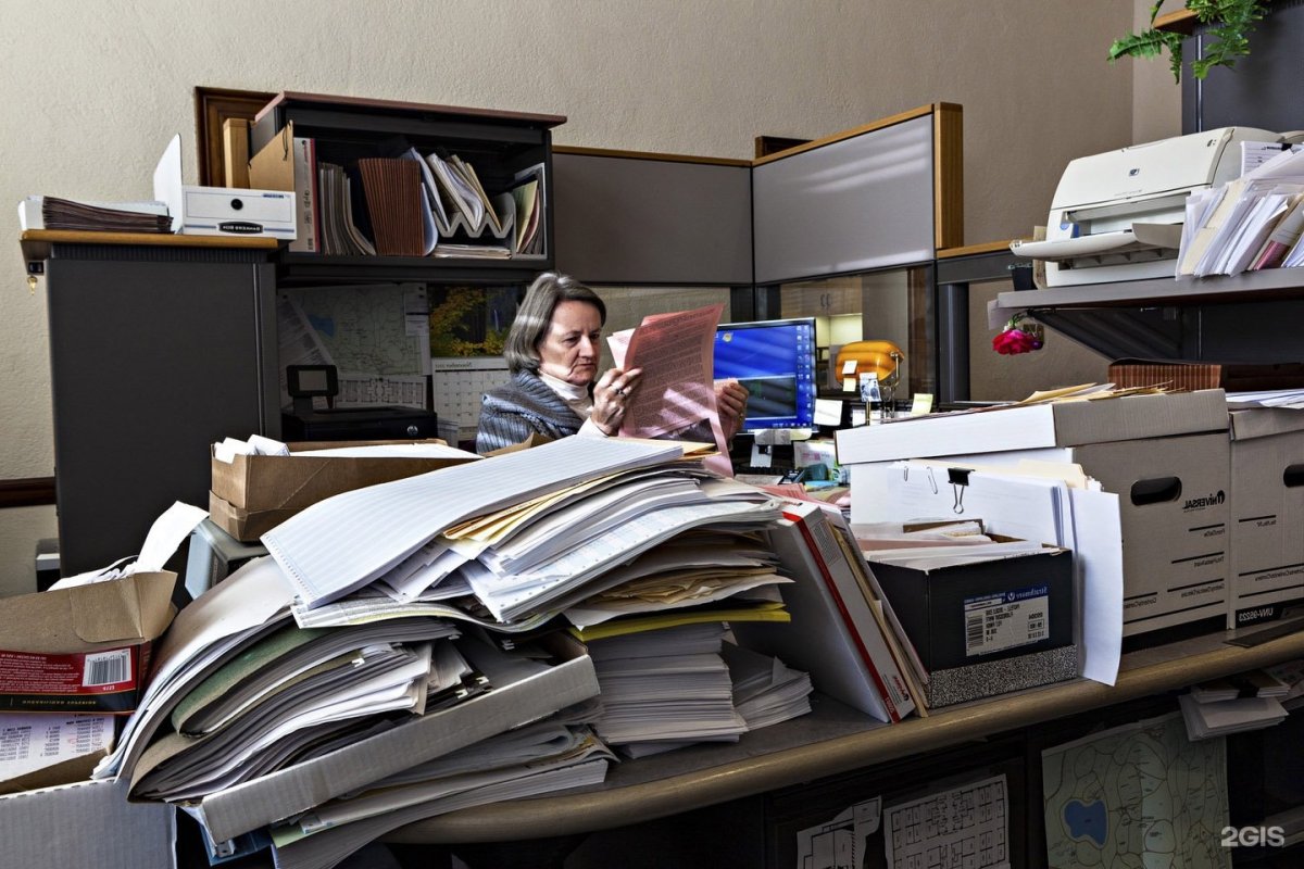 Много бумаг на столе
