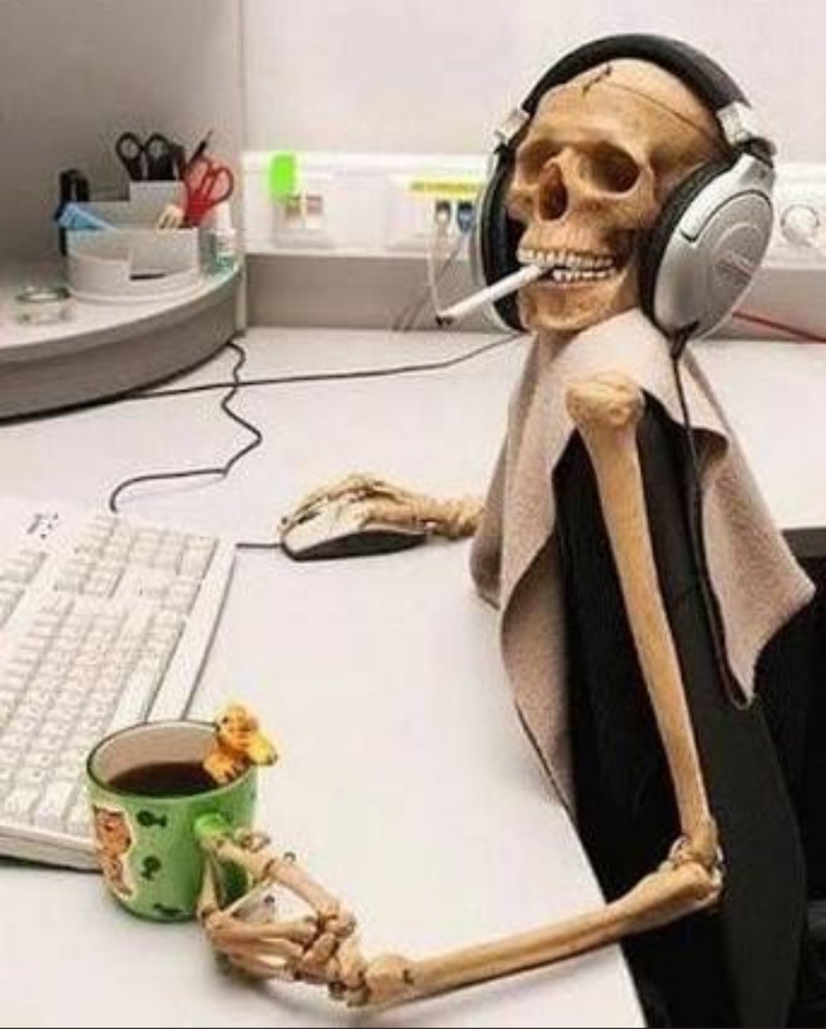 Скелет за компьютером