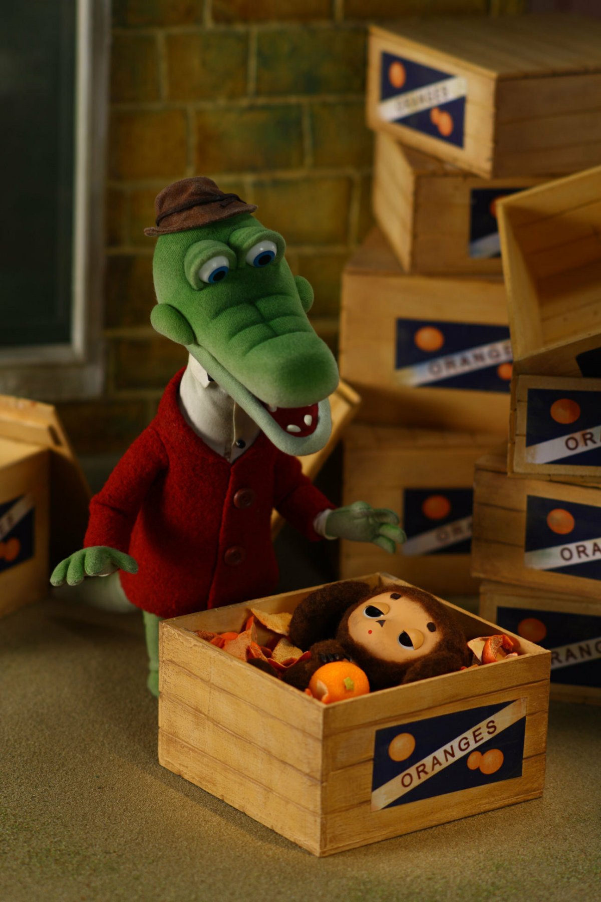 Ящик мандаринов на белом фоне