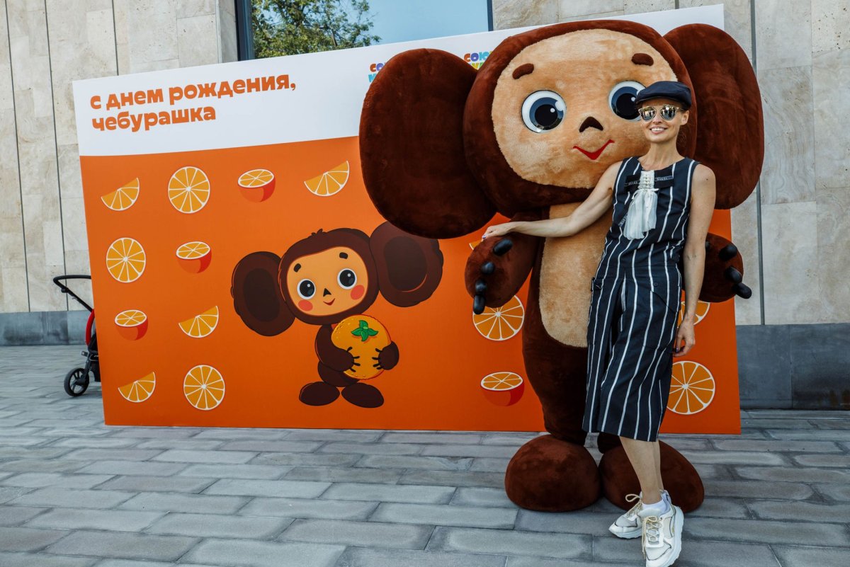 Чебурашка спит в коробке с апельсинами