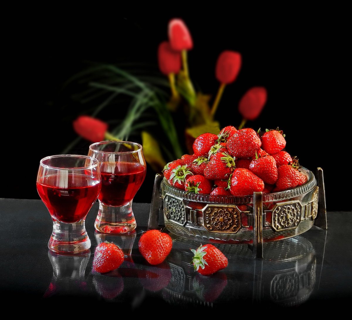 Натюрморт с клубникой и вином