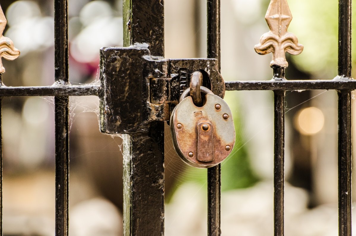 Ворота запертые на замок