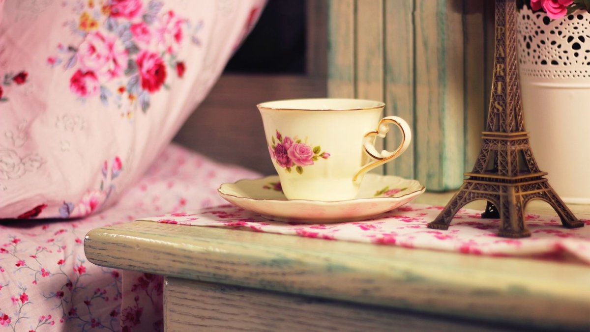 Красивая чашка на столе