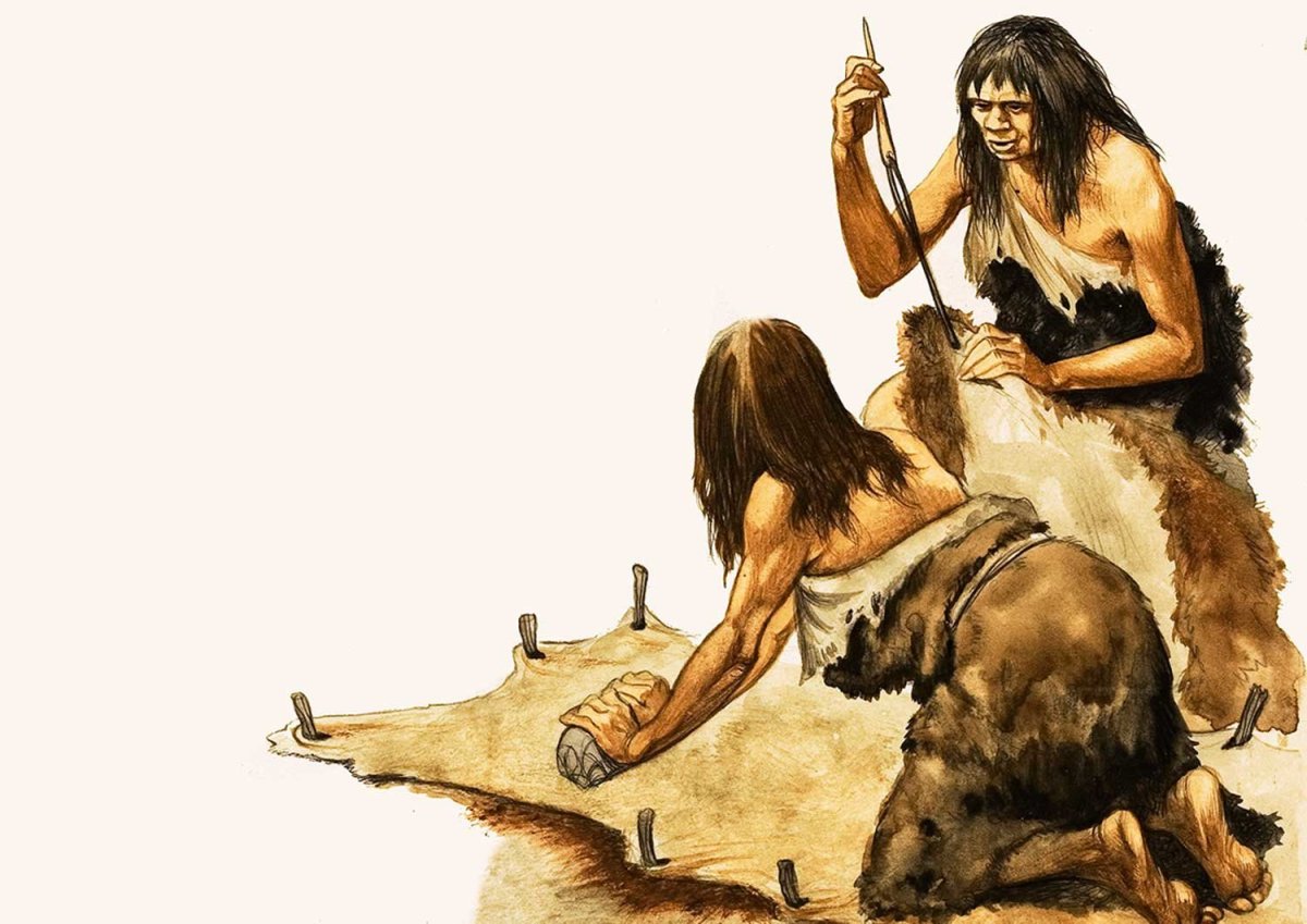 Древняя женщина в шкуре