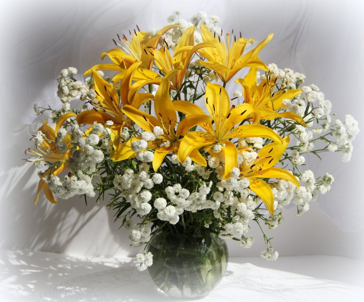 Букет из жёлтых лилий