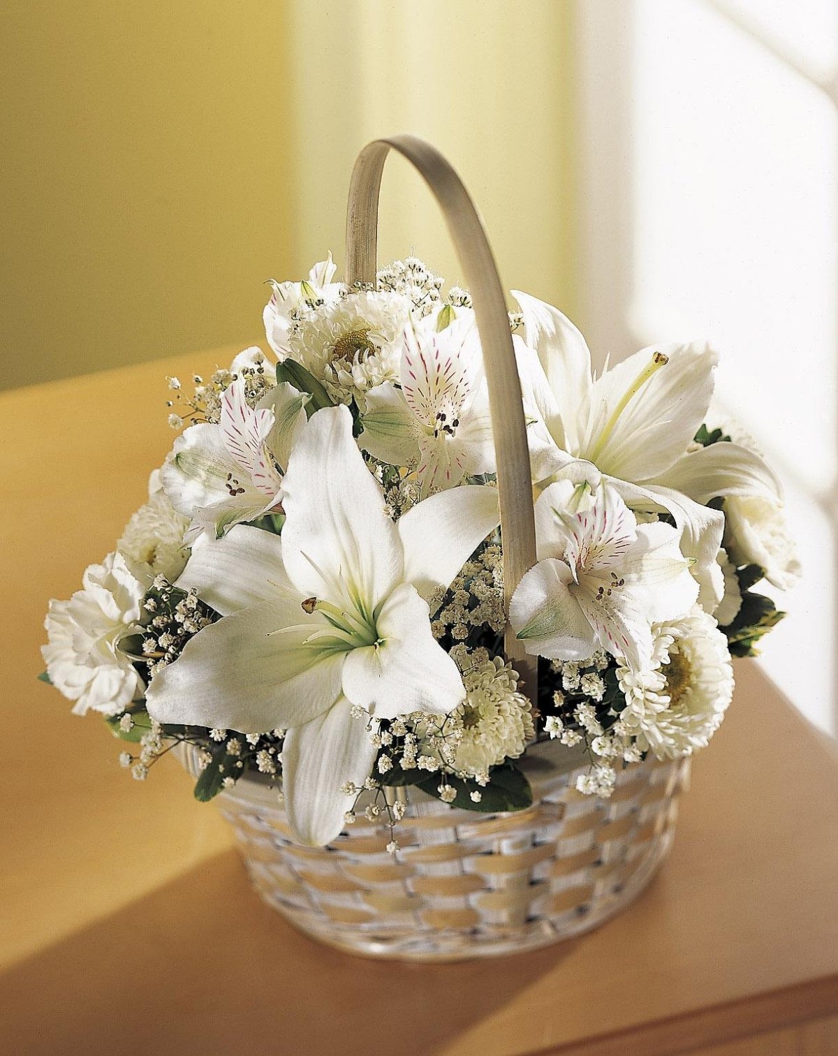 Корзина с лилиями