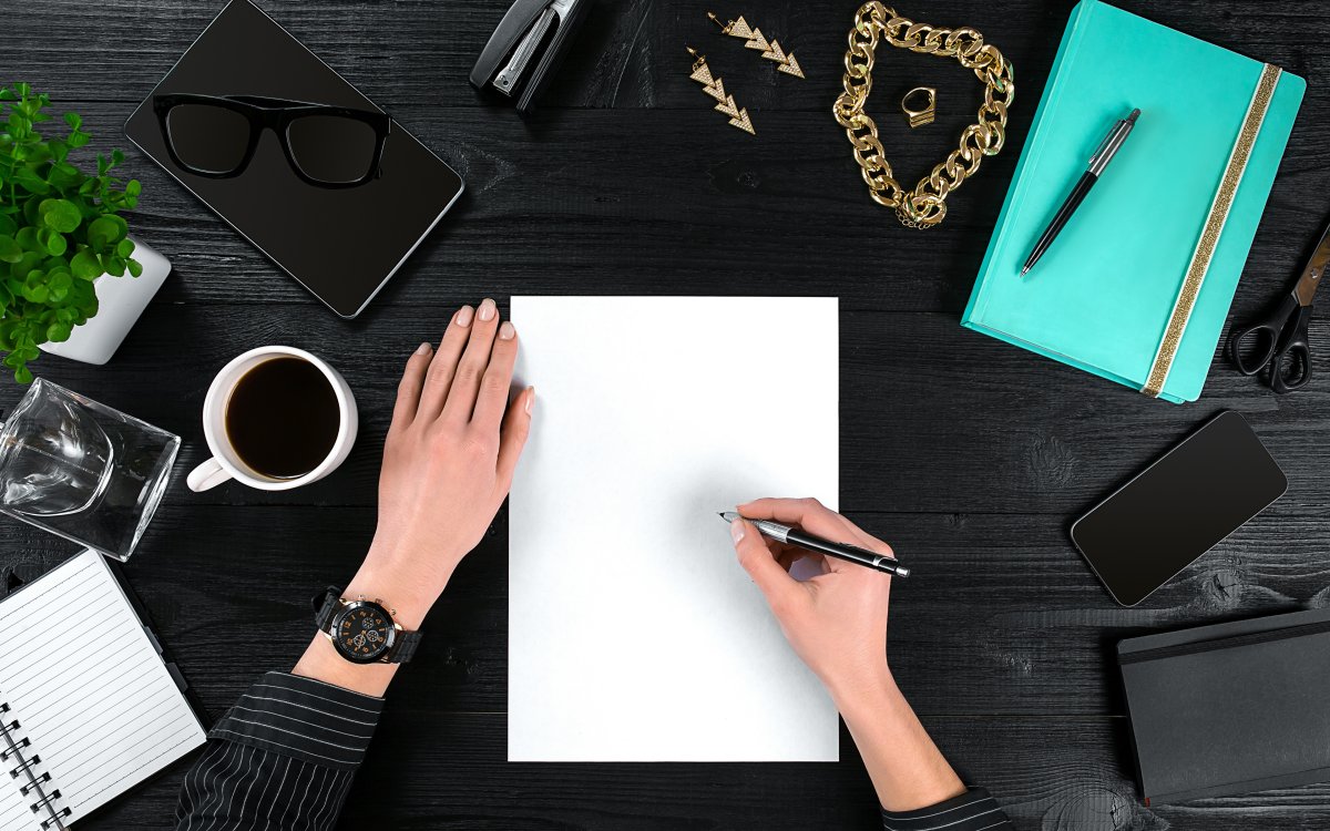 Тетрадь на столе