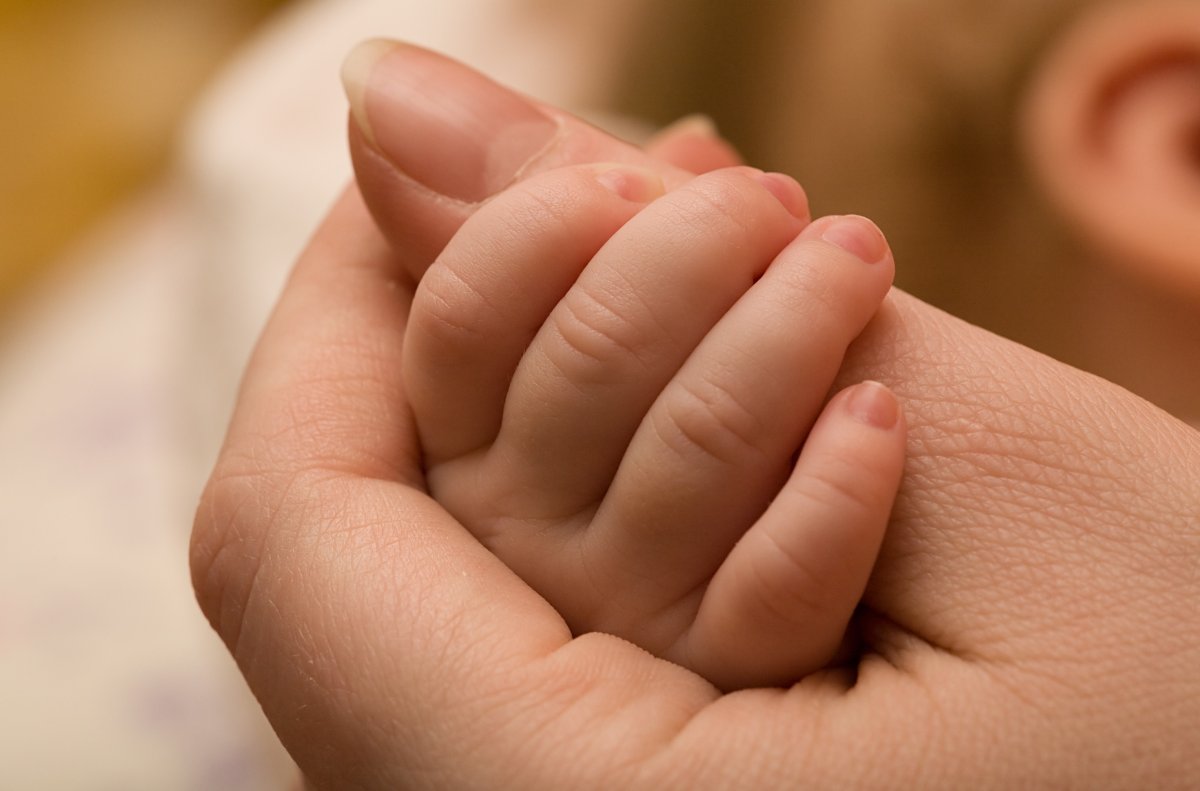 Мама с ребёнком на руках