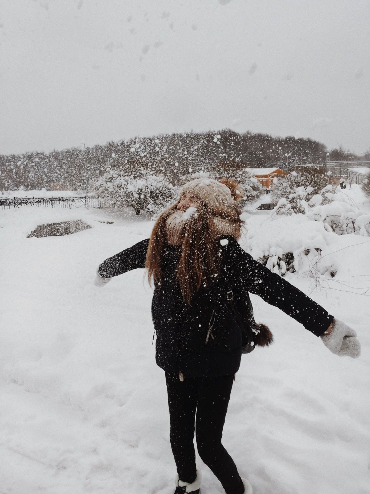 Девушка зимой со спины