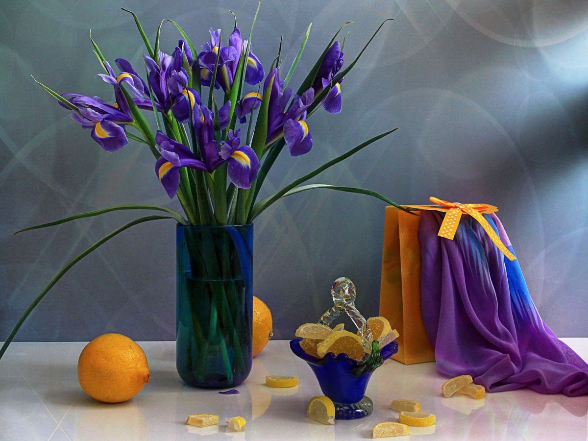 Сиреневые ирисы букет в вазе