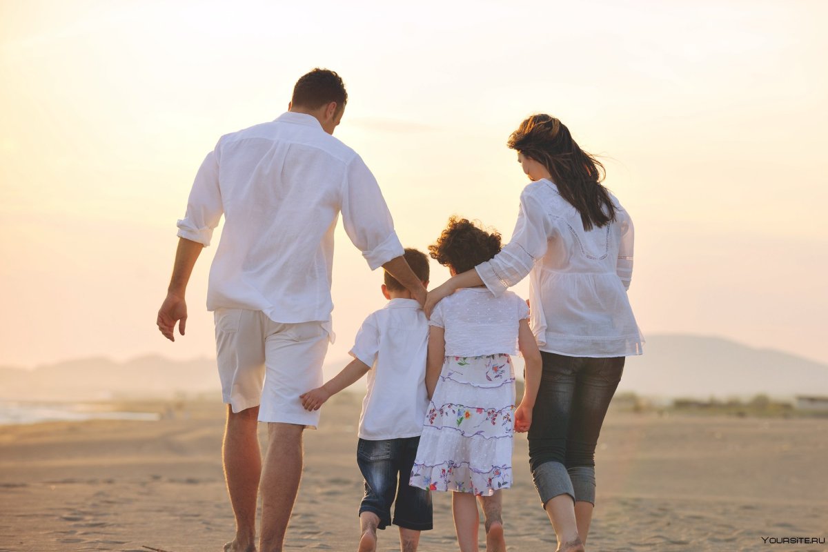 Счастливая семья с двумя дочками