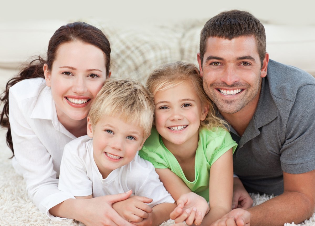 Счастливая семья улыбается