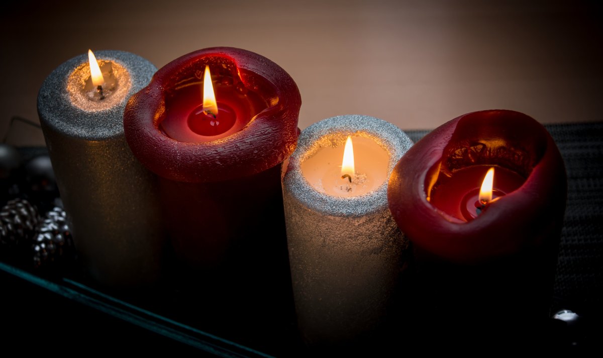 Горящие разноцветные свечи