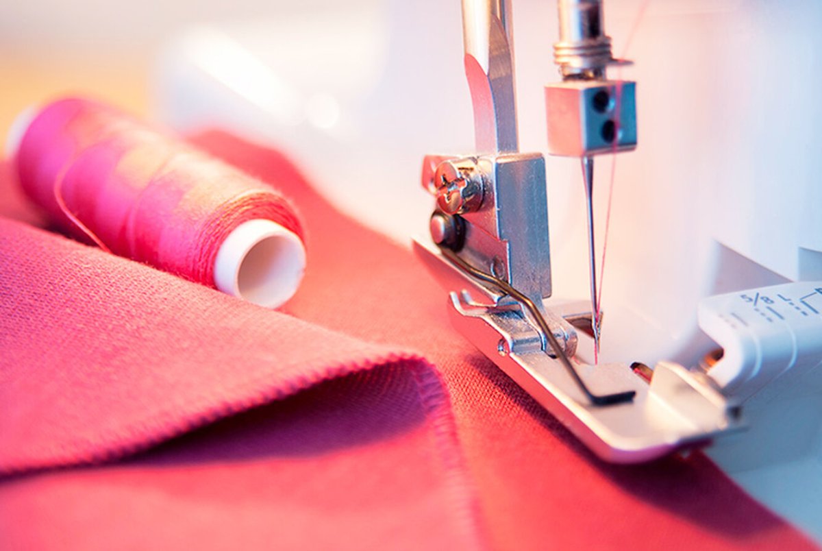 Швейная машинка с тканью