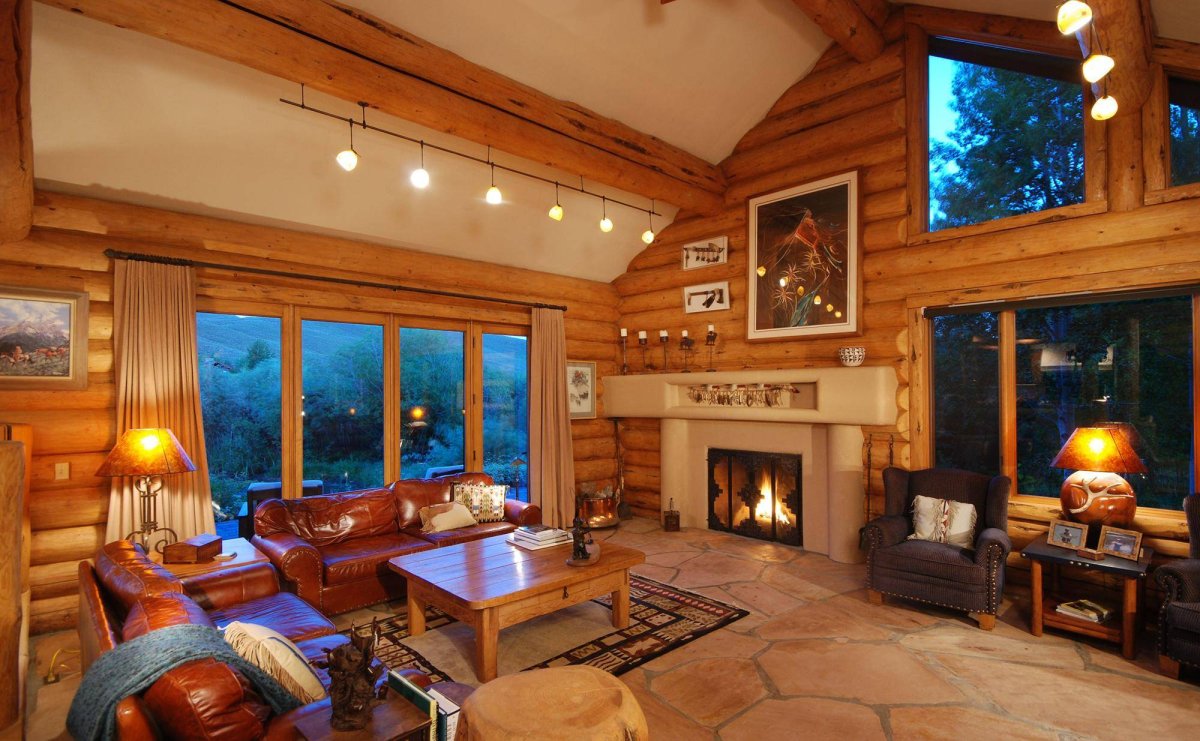 Уютный деревянный домик внутри