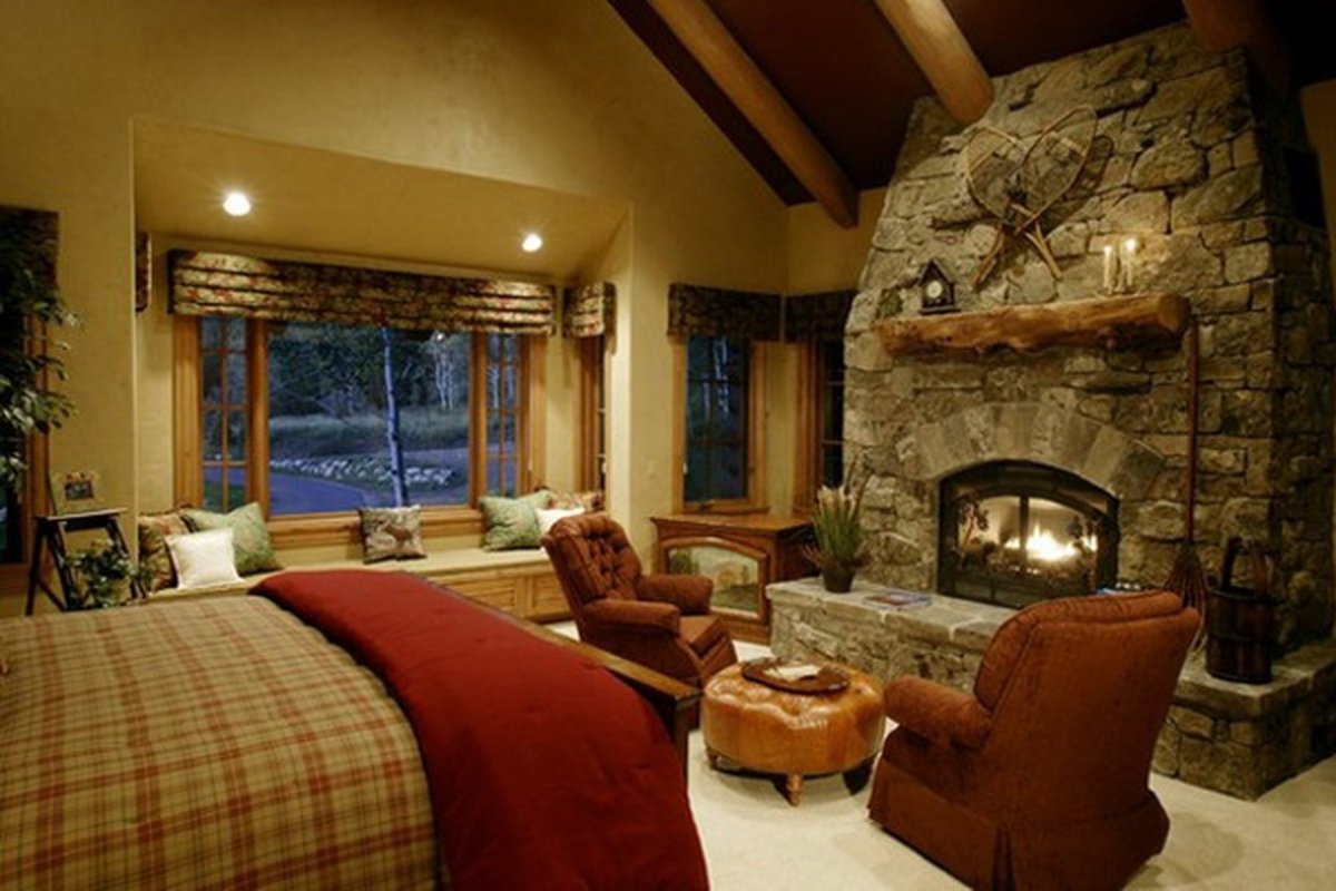 Уютная спальня с камином