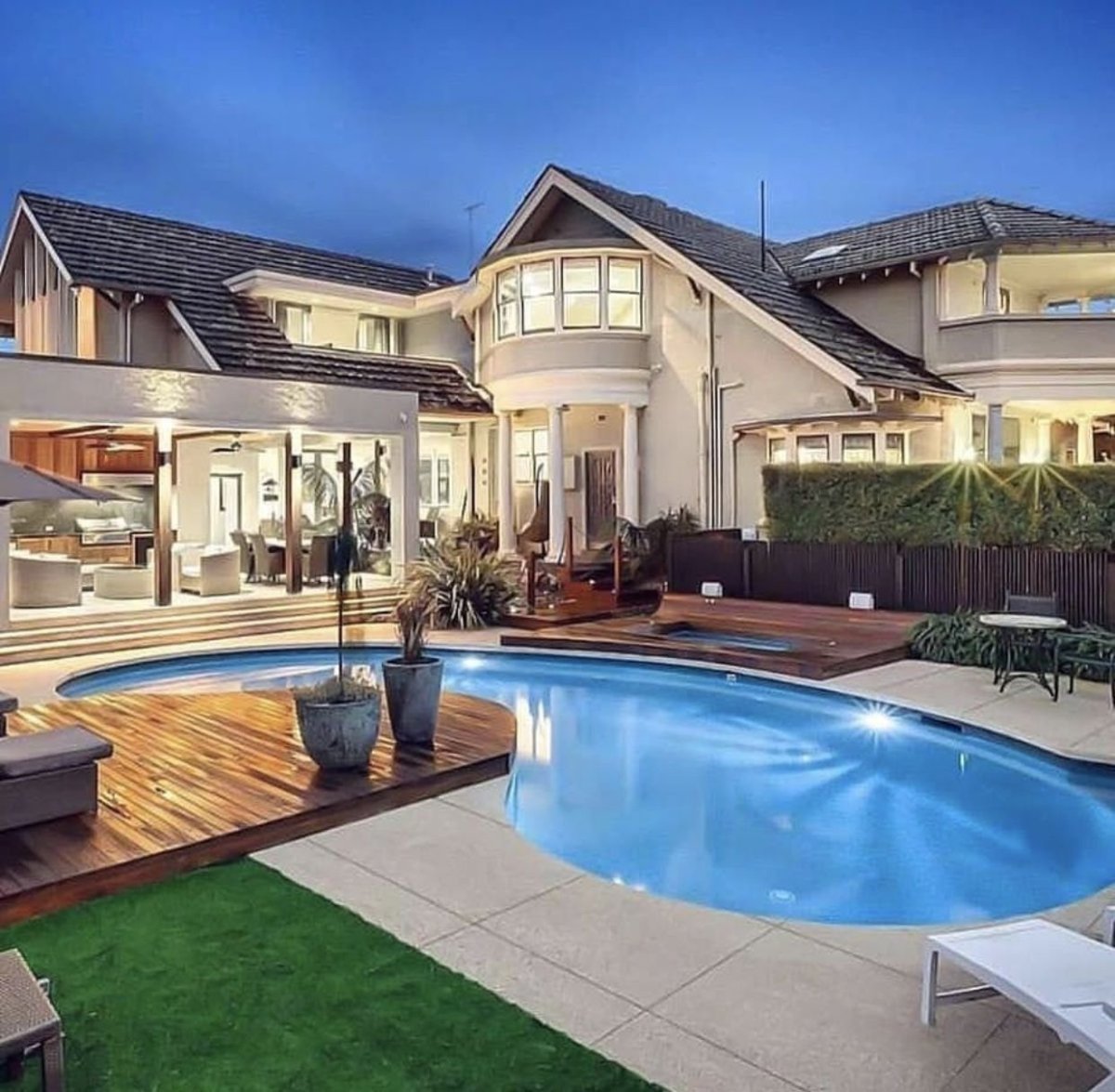 Огромная вилла с бассейном