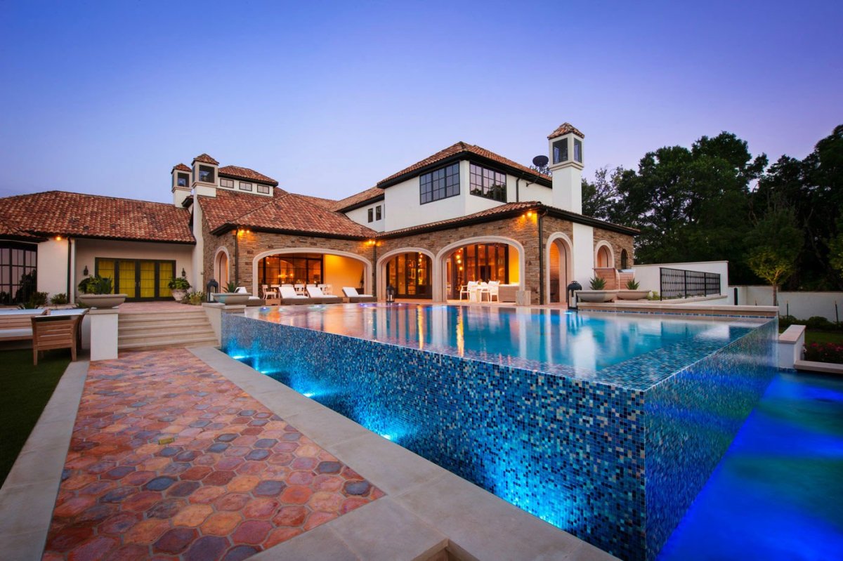 Дом с бассейном