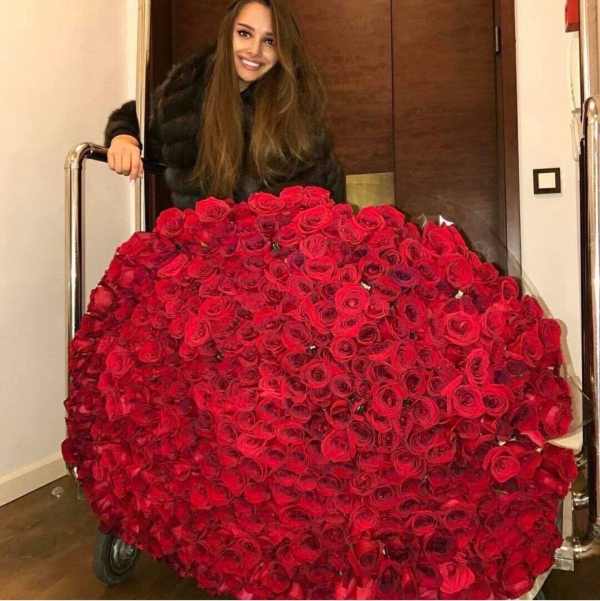 Девушка с огромным букетом