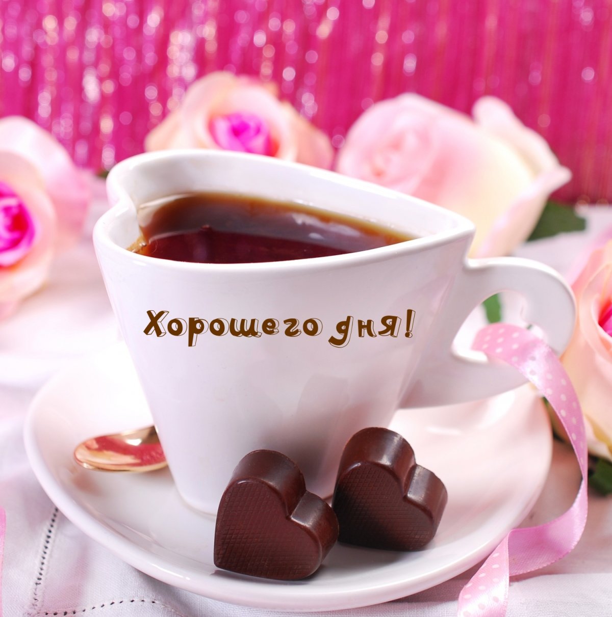 Цветы сладости сердечки и кофе на столе