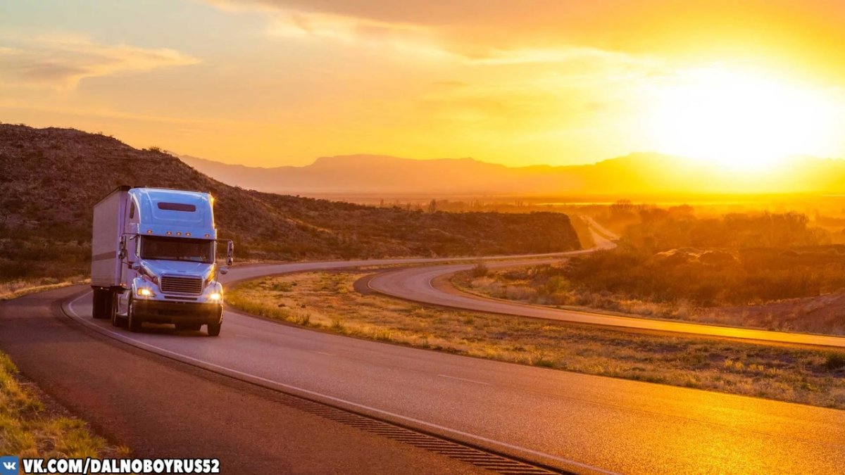 Грузовик на дороге