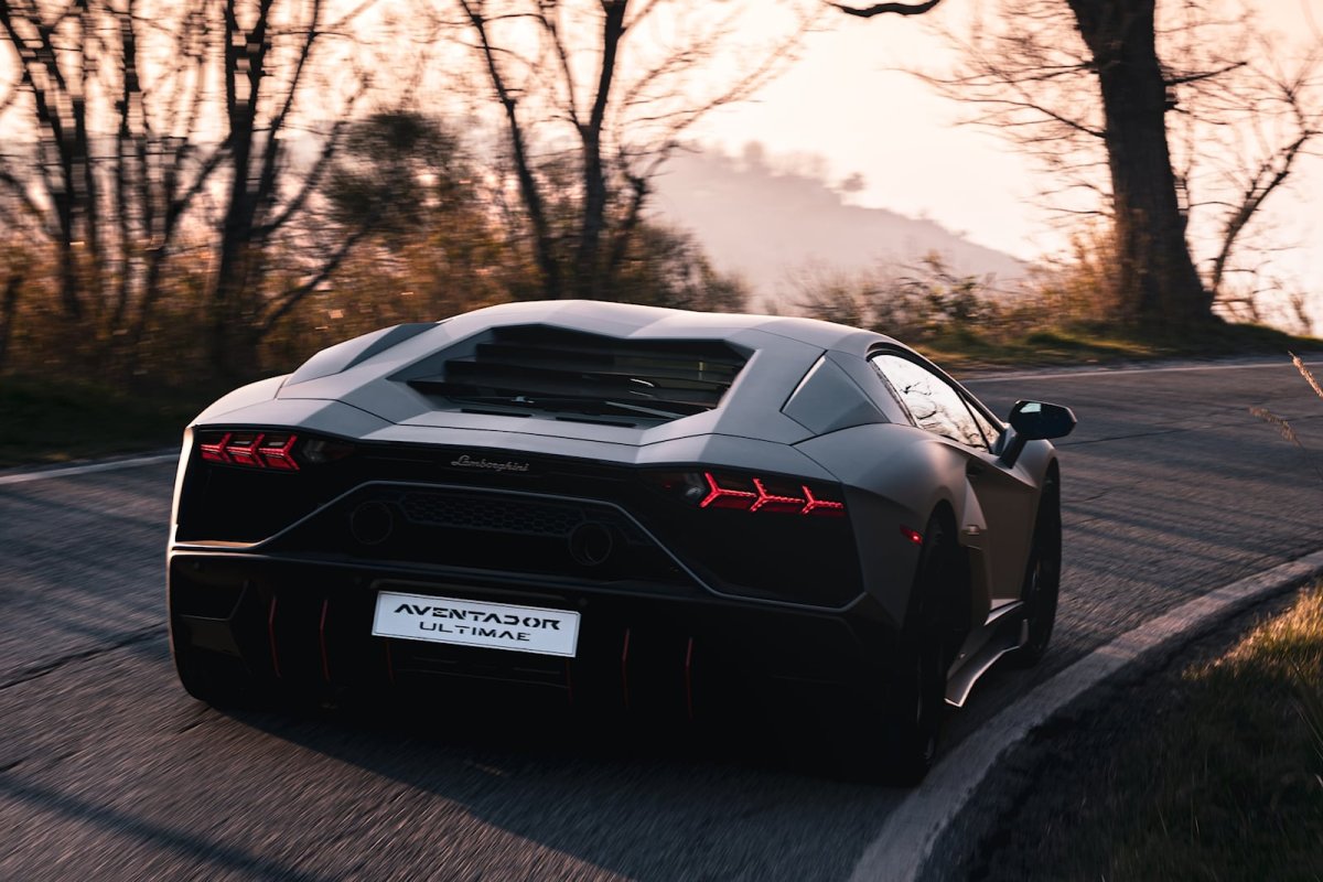 Белая Ламборджини Aventador