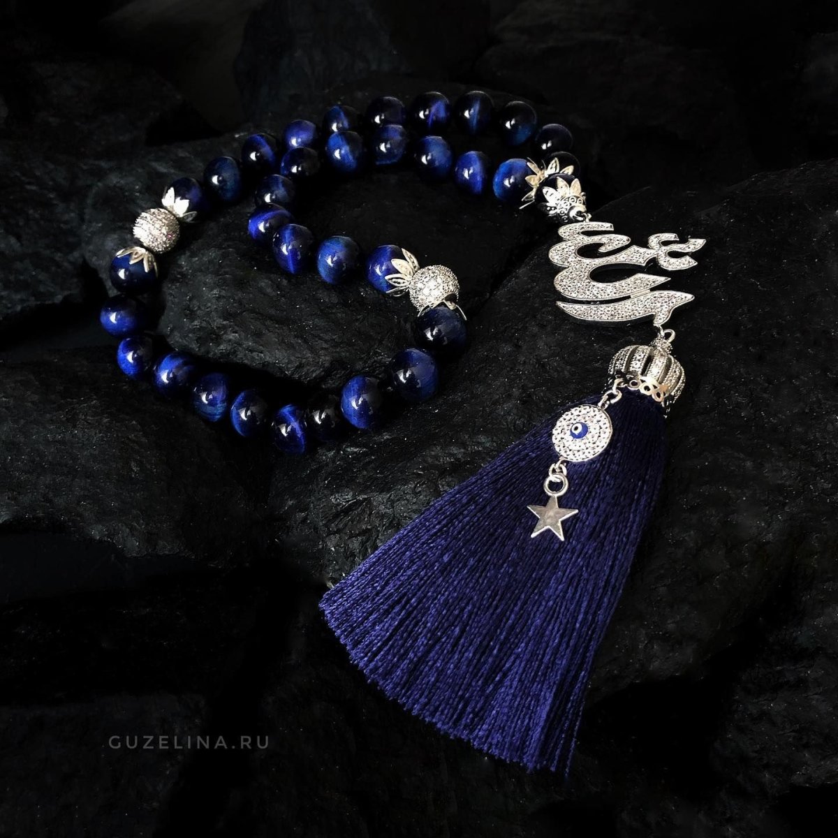 Черная нить с узелками