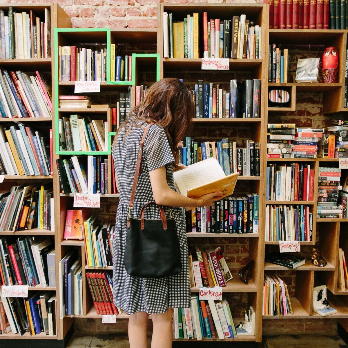 Школьник с книжкой