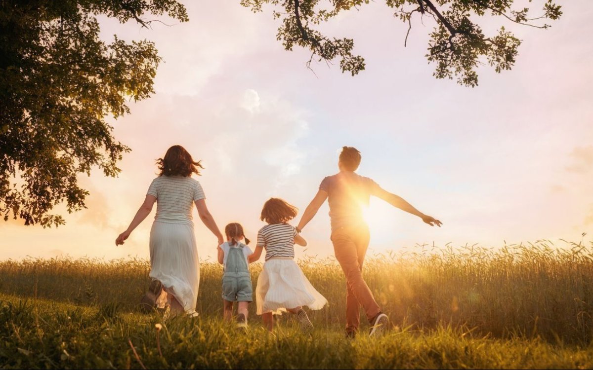 Счастливая семья на прогулке