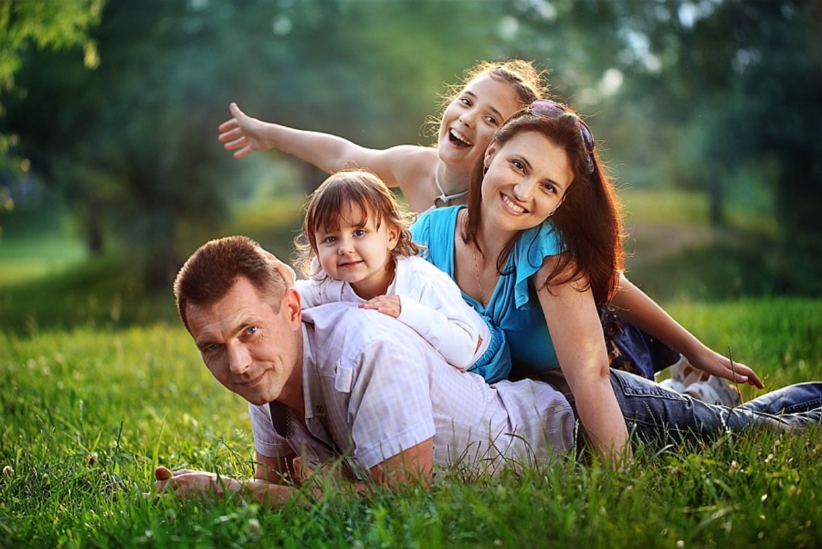 Радостная семья на природе