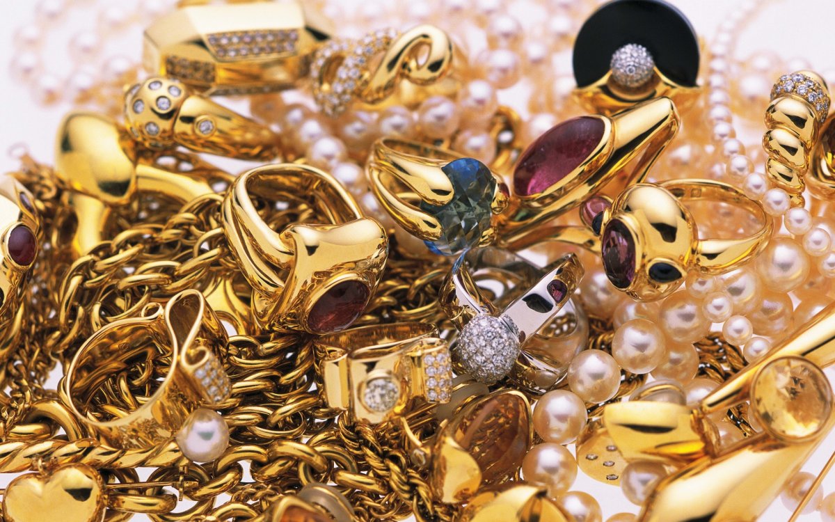 Много золотых украшений