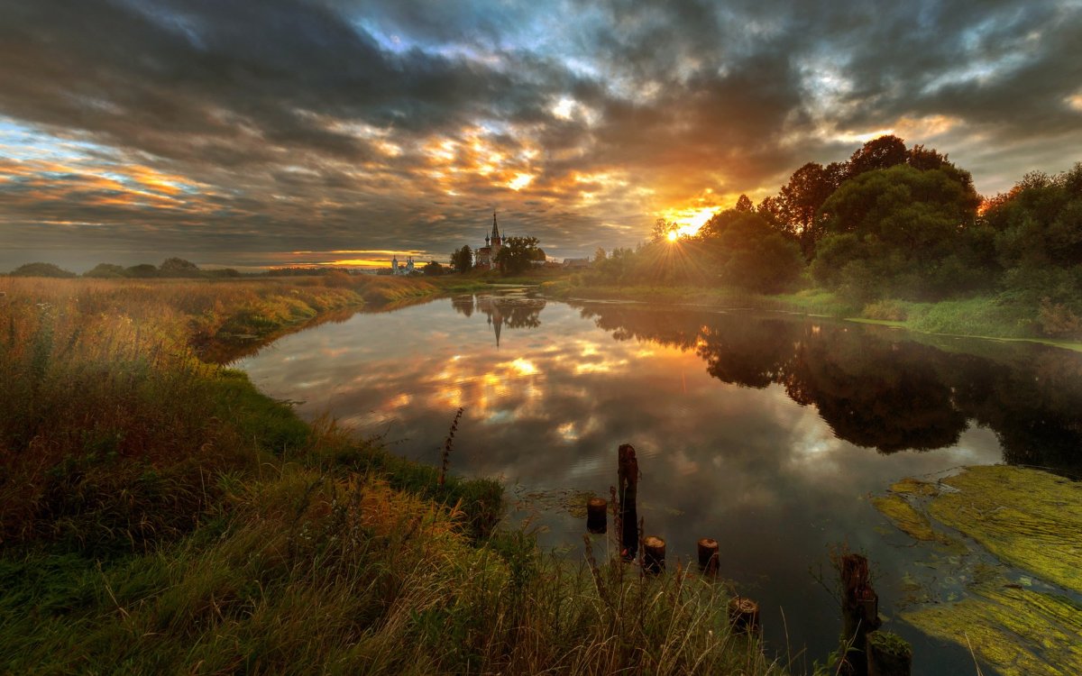 Рассвет на реке