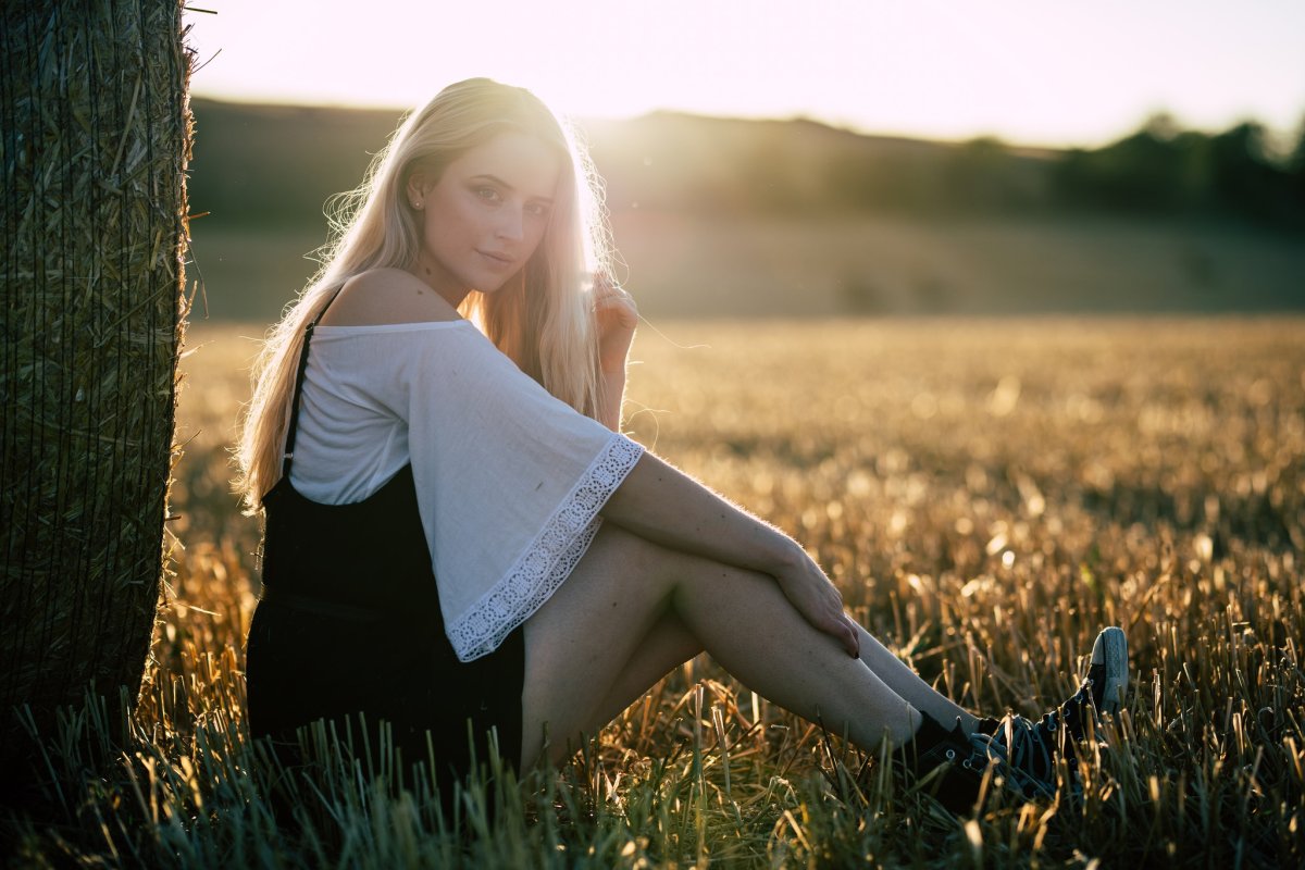 Скромная девушка на природе