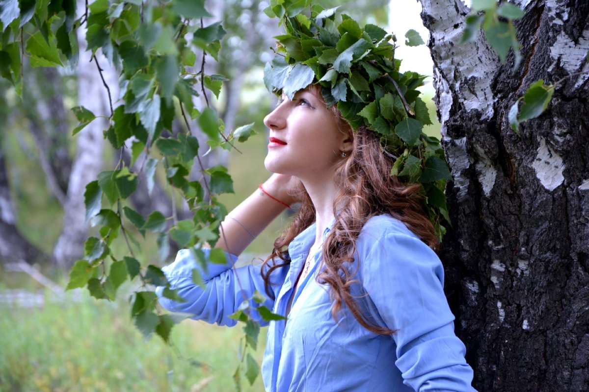 Русская красавица в платке летом