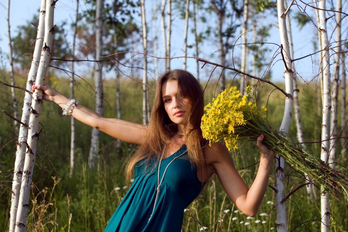 Девушка около дерева