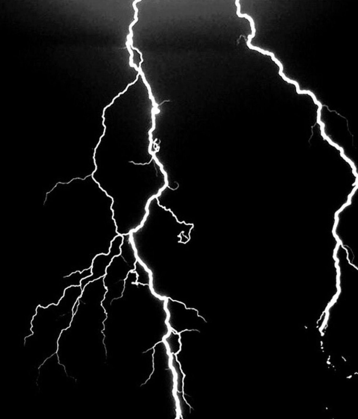 Молния на черном фоне