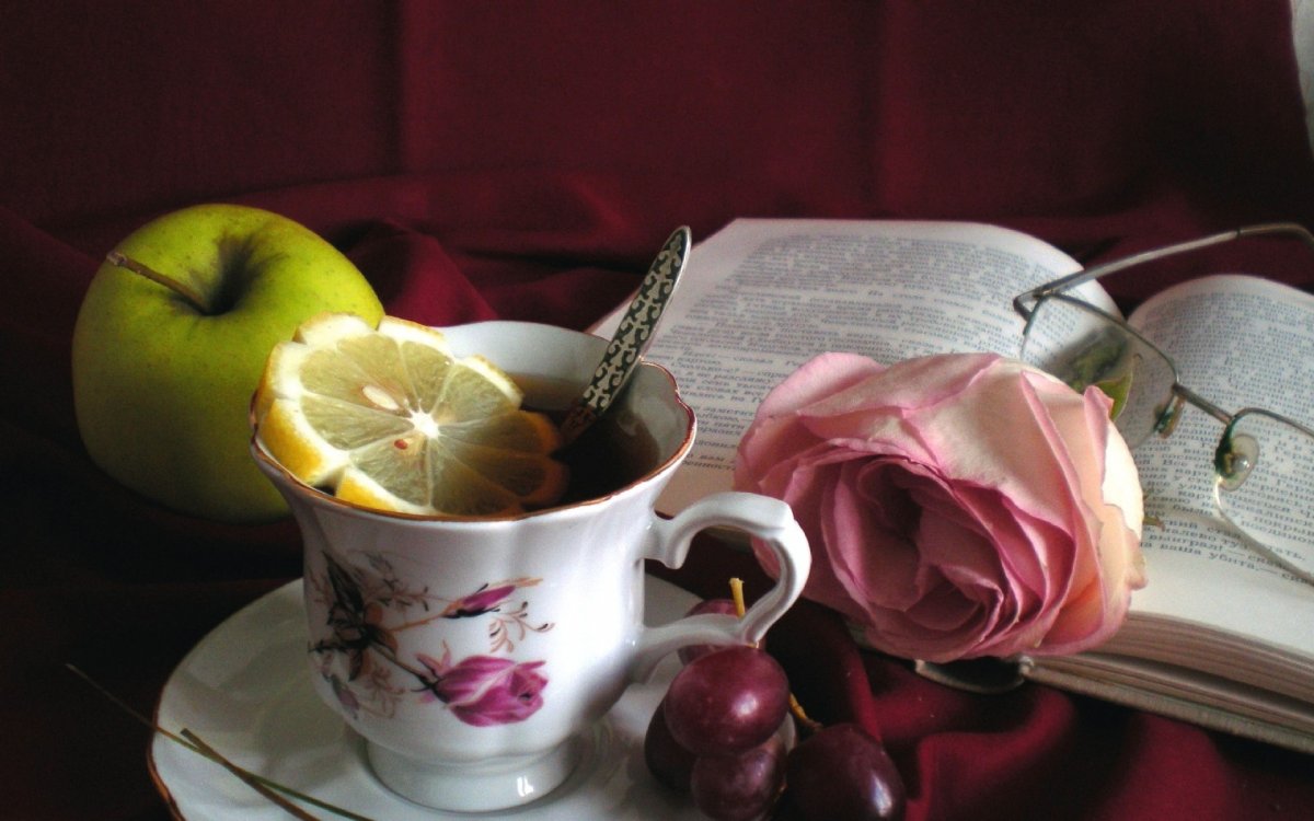 Натюрморт с чашкой чая