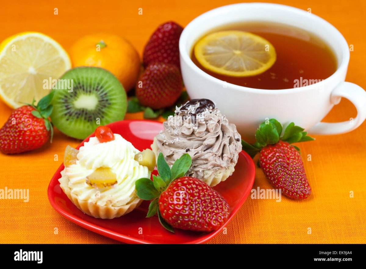 Чай с лимоном и пирожное