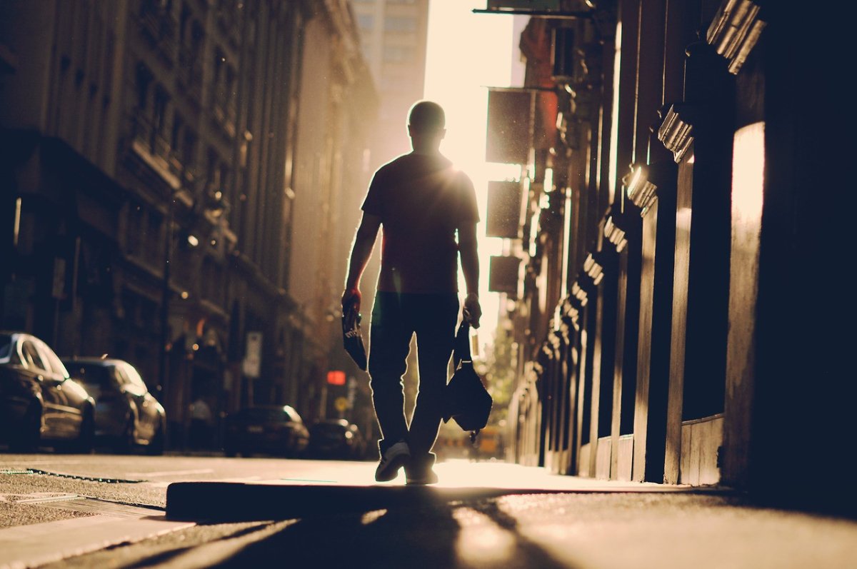 Мужчина идет по улице