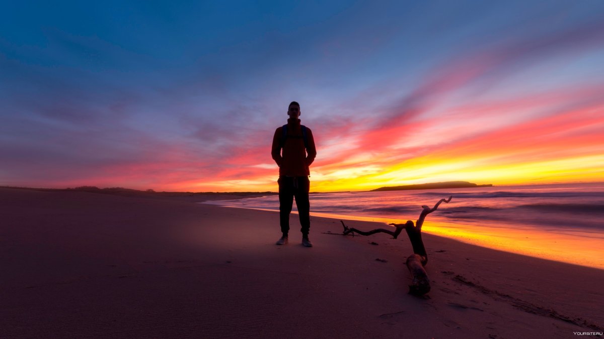 Парень на закате