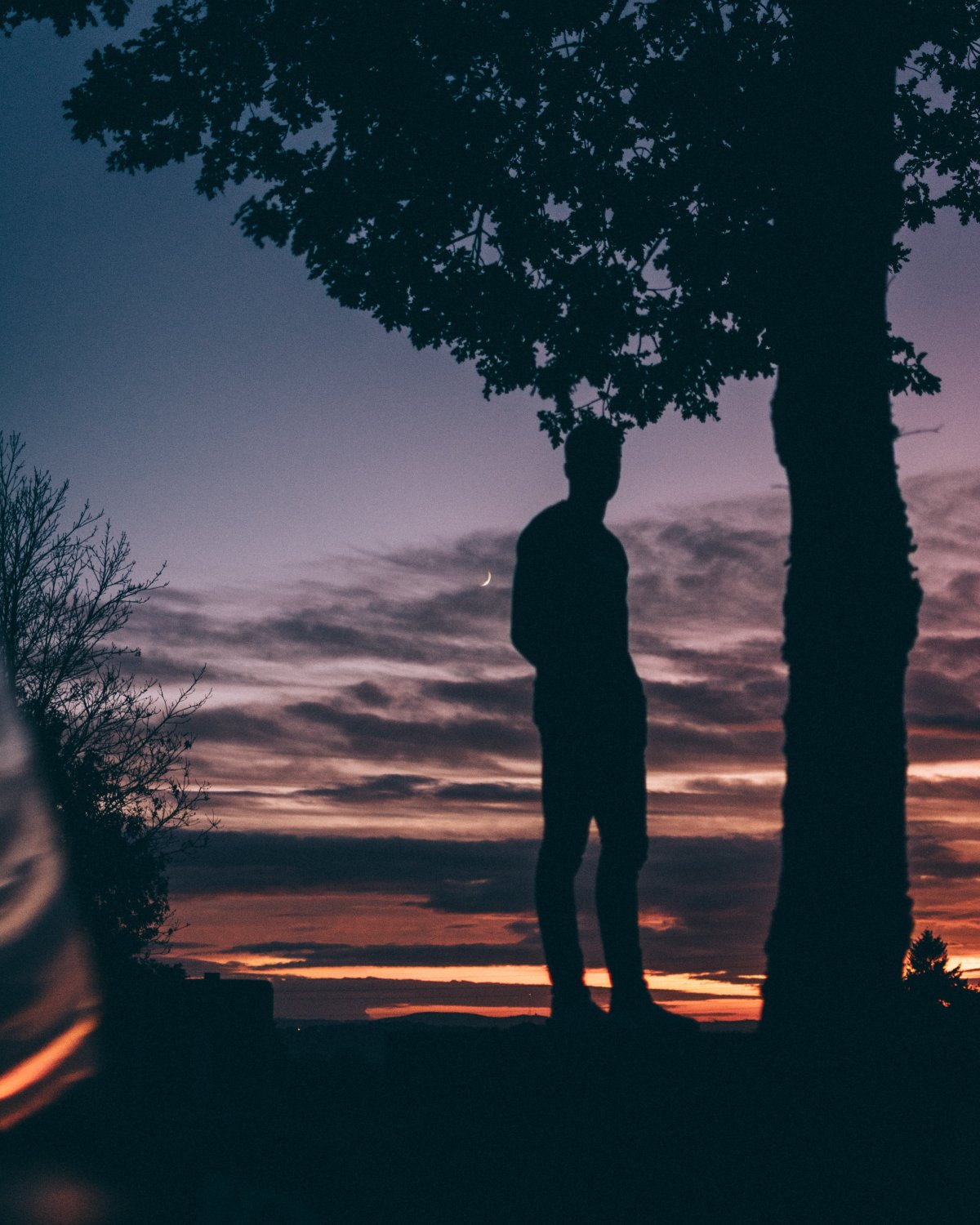 Одинокий парень на закате