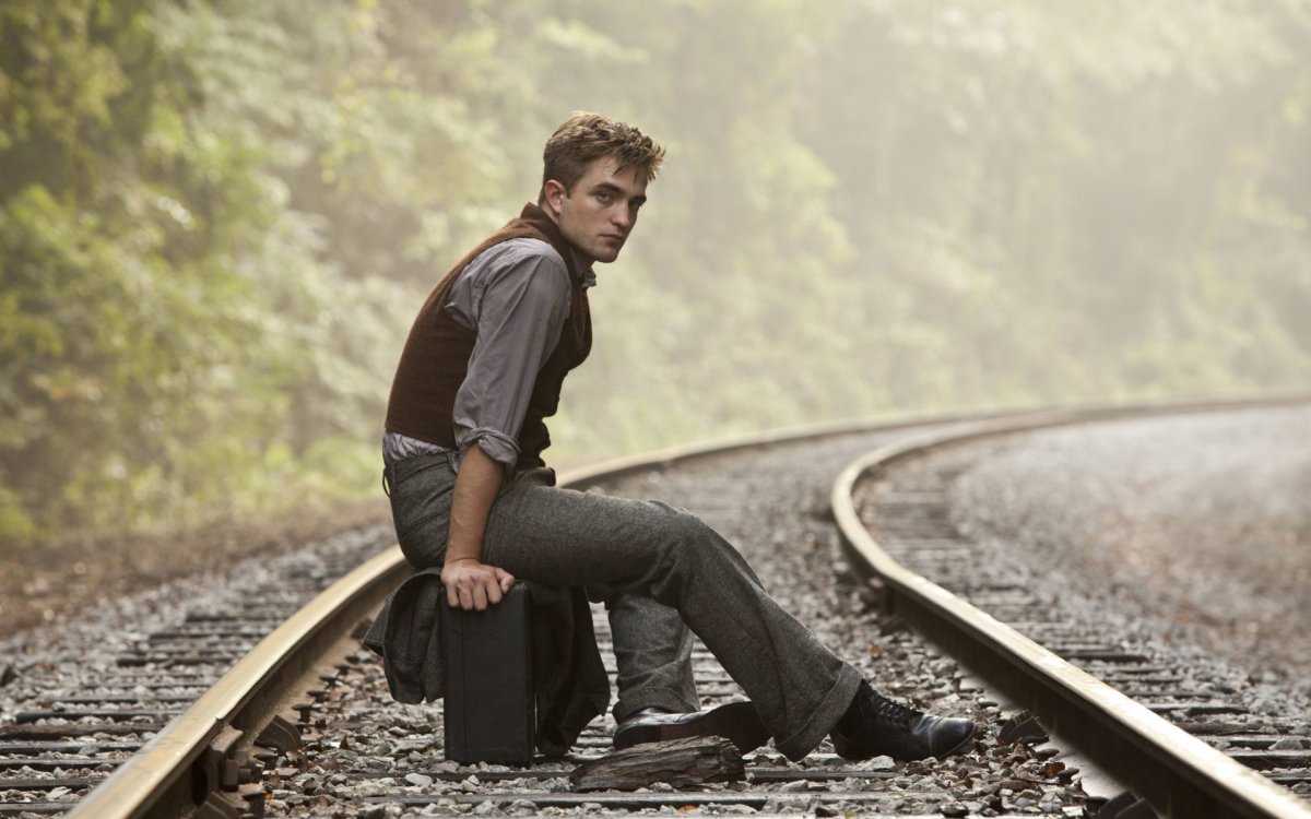 Роберт Паттинсон задумчивый