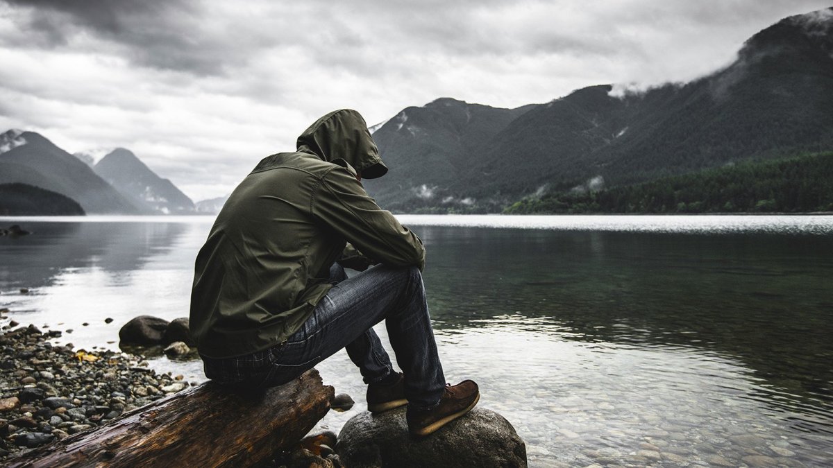 Одинокий парень в лесу