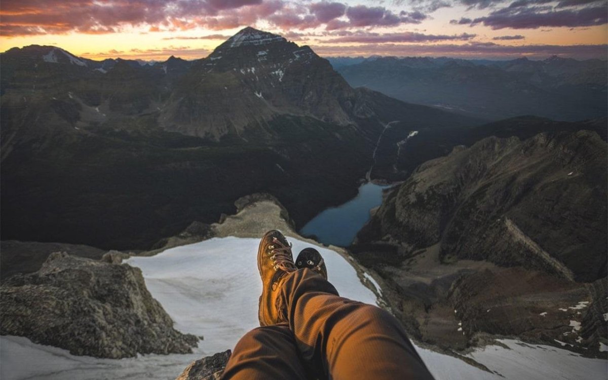 Одинокий человек на берегу