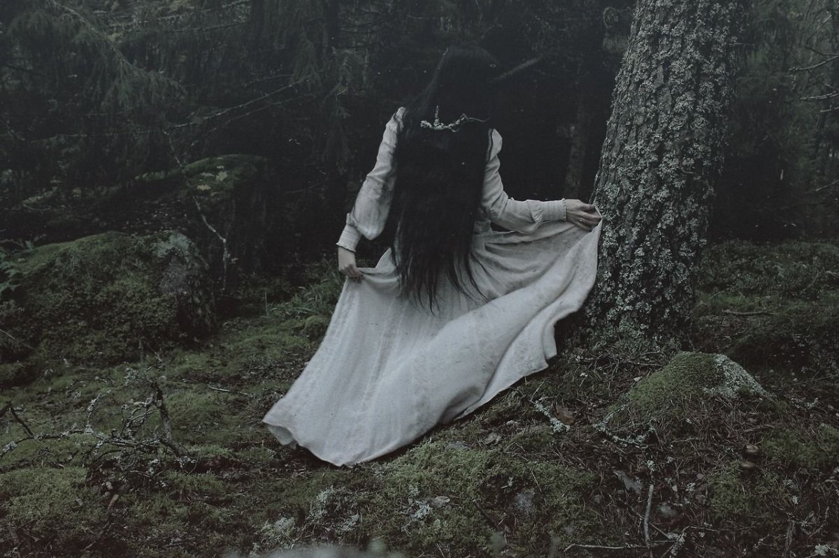 Девушка в мрачном лесу