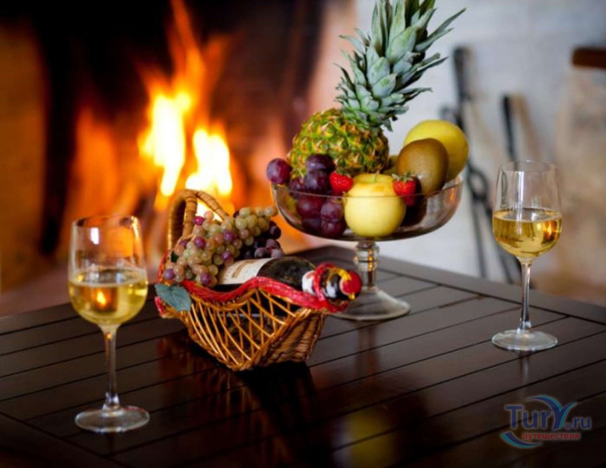 Добрый вечер с камином и вином