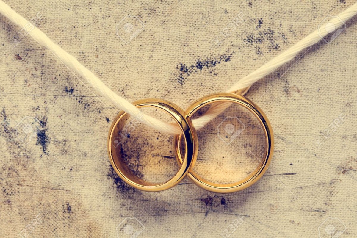 Кольцо на прозрачном фоне