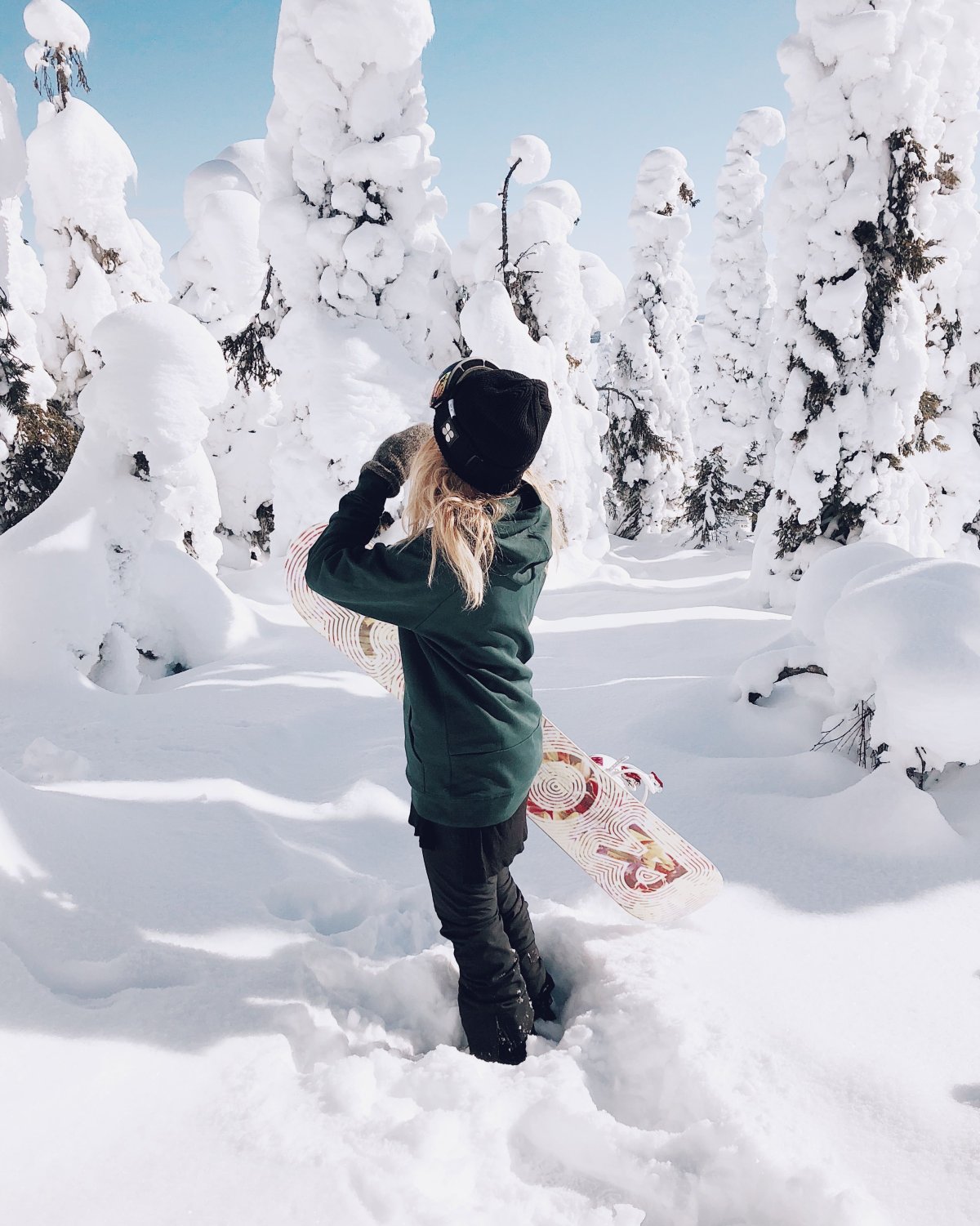 Девушка с цветами зимой