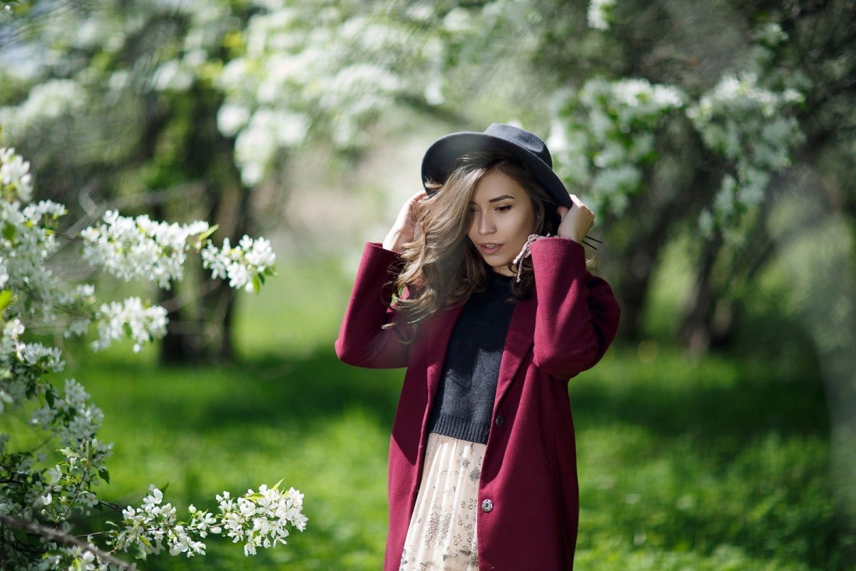 Девушка в цветущем саду