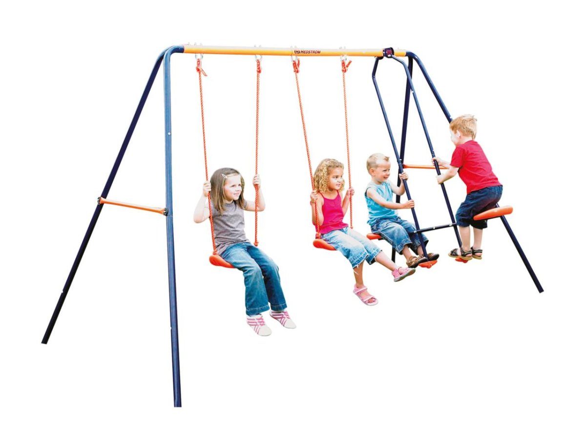 Дети на детской площадке